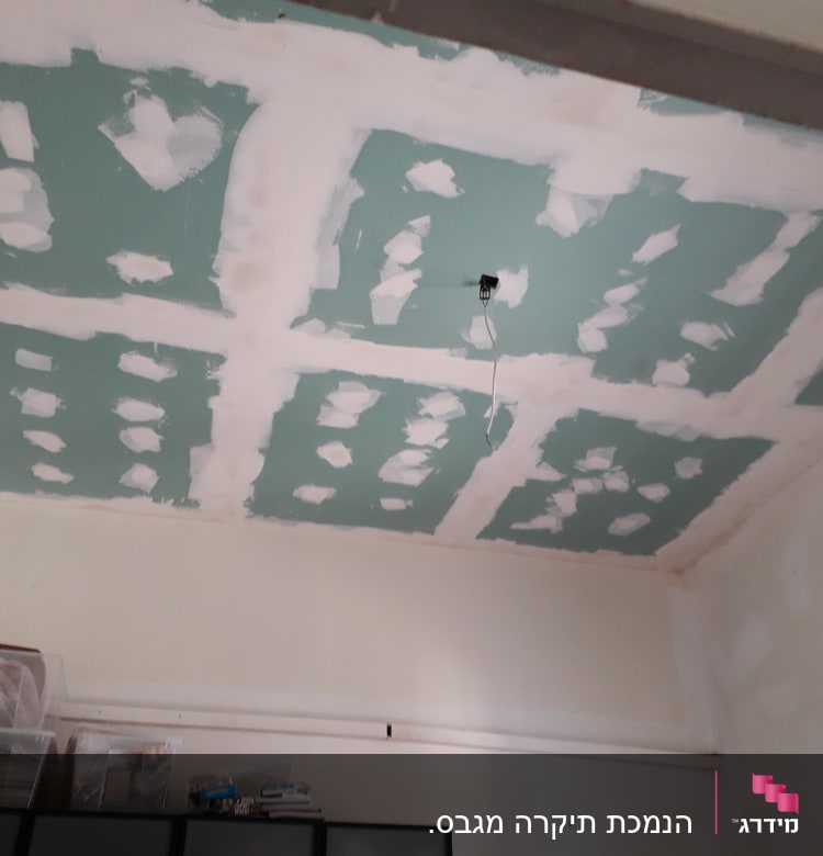 תקרת גבס עם חיבורים מטויחים בתהליך עבודה